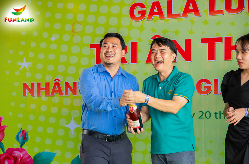 Kịch bản tổ chức tiệc cuối năm